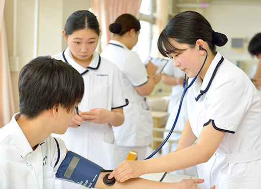 看護学科の学び丨日本保健医療大学