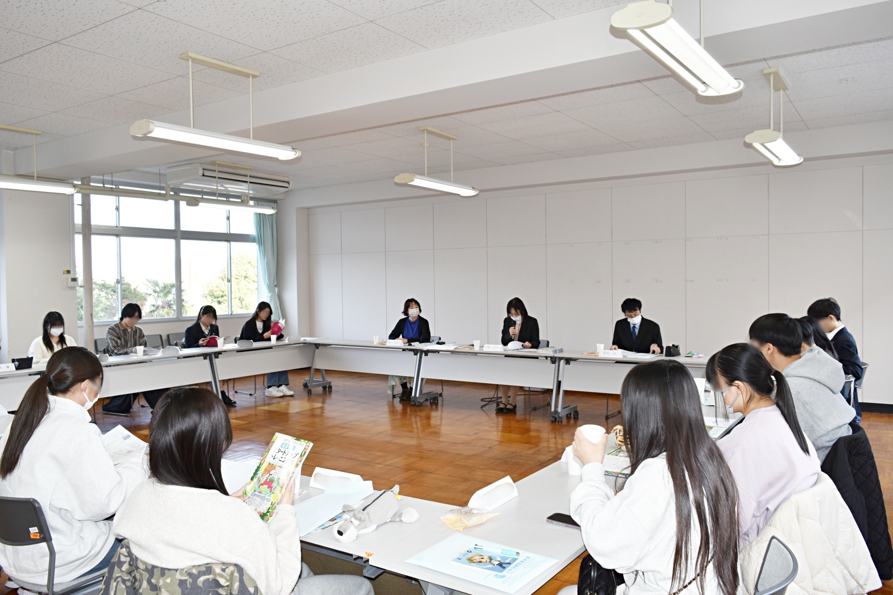 入学準備ミーティングで教員の説明を聞く合格者の様子