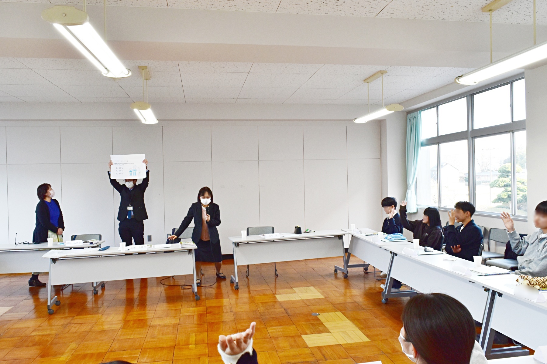 医療分野のクイズに取り組む入学準備ミーティング参加者の様子