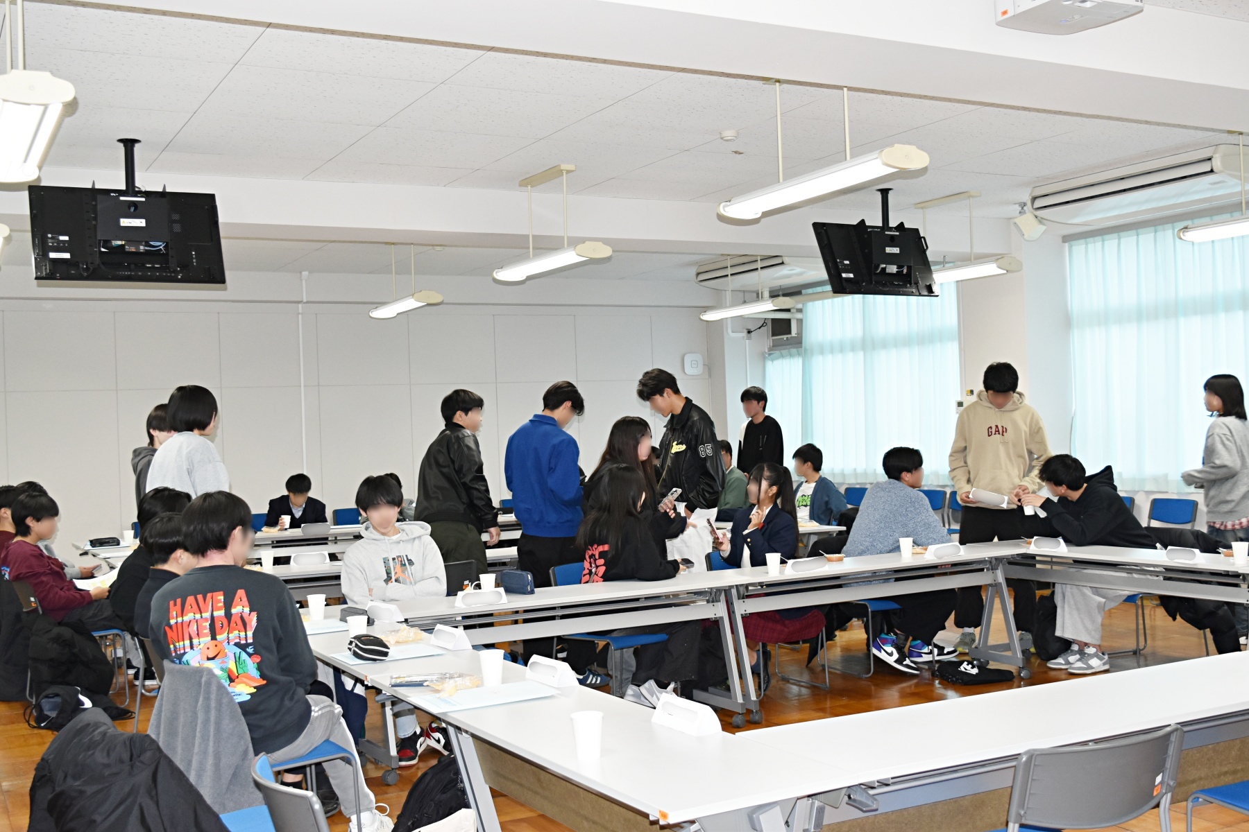 入学準備ミーティングで合格者同士が交流する様子