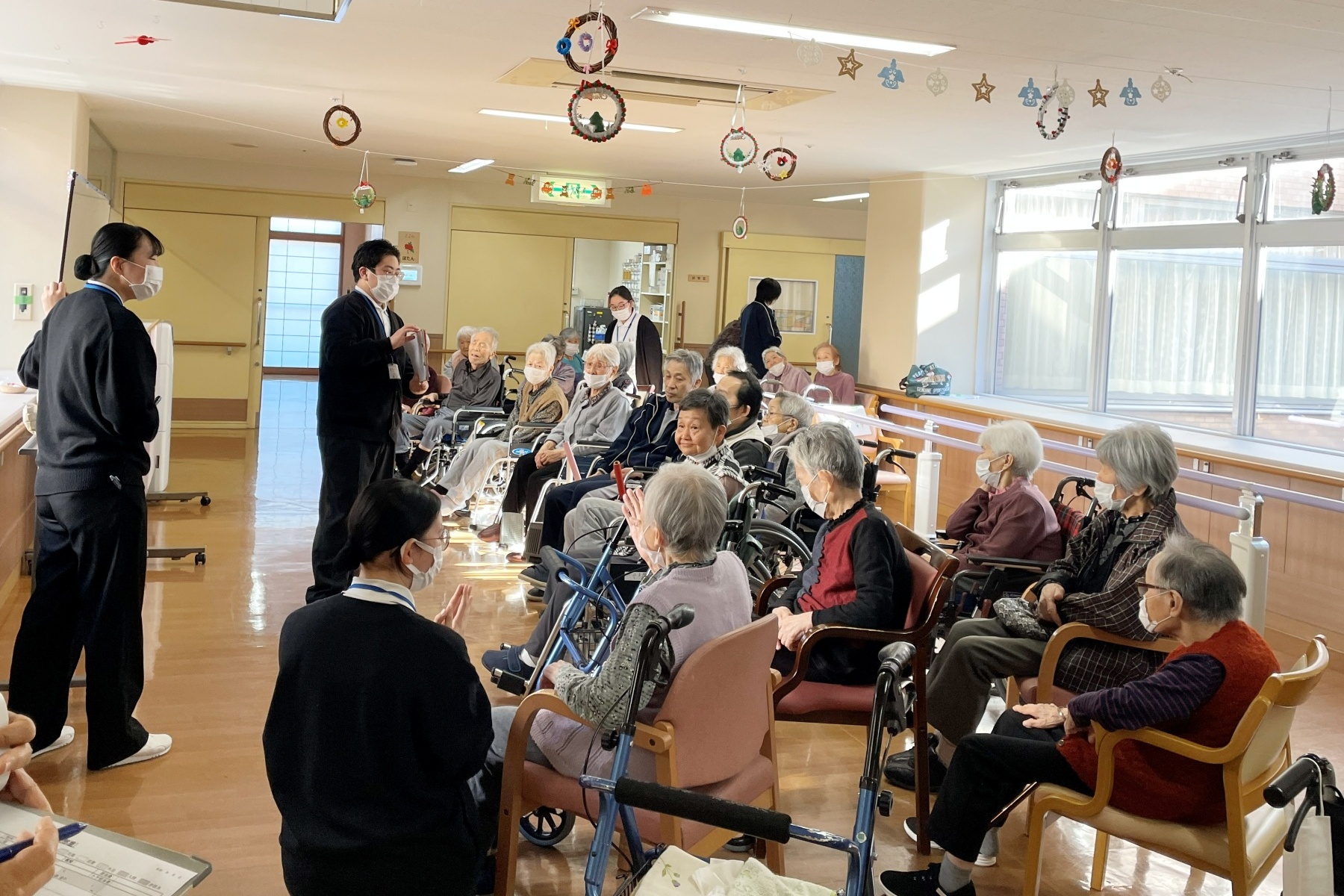 学生が説明を行いながら老年看護学実習のレクリエーションを進行する様子