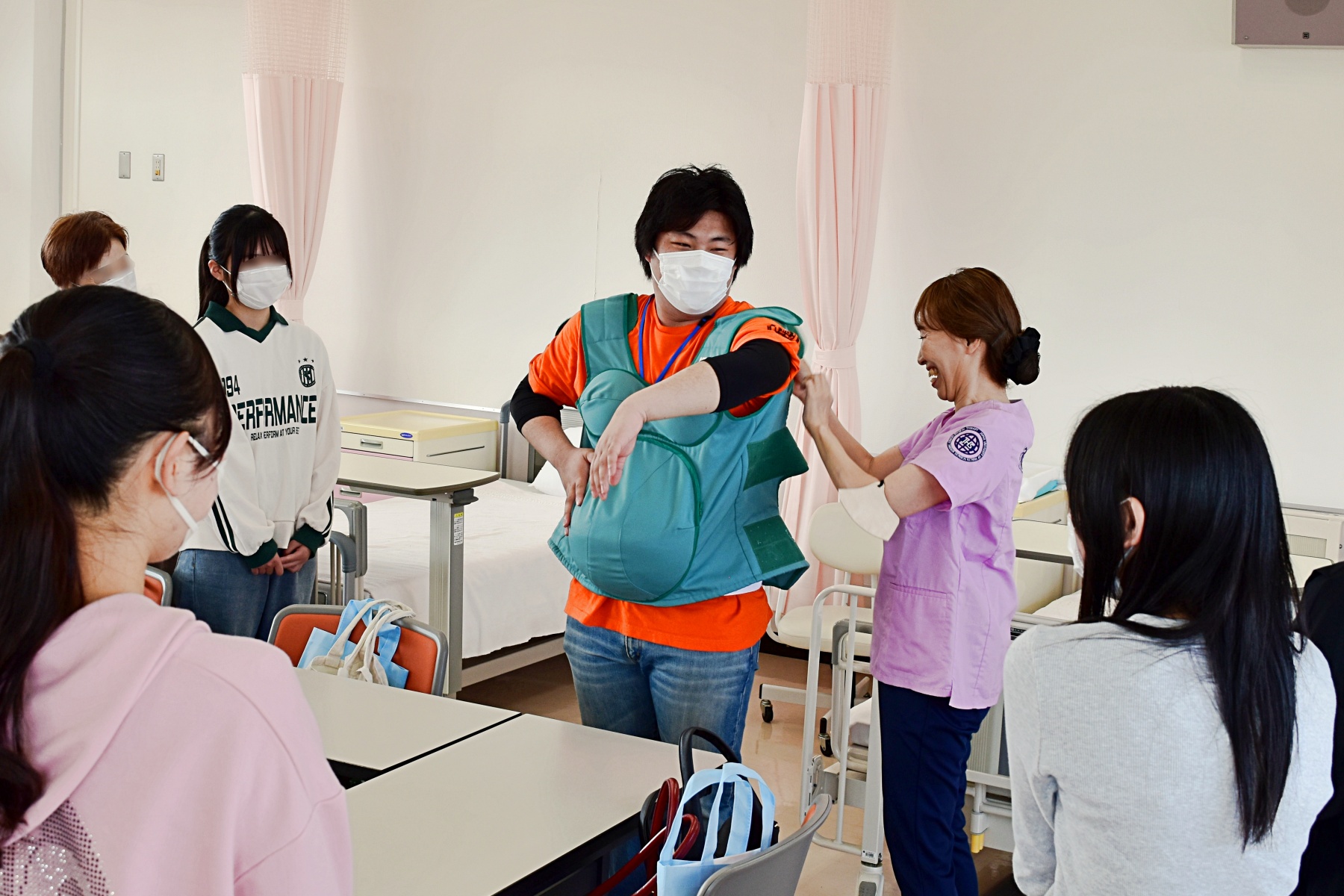 看護体験の様子2