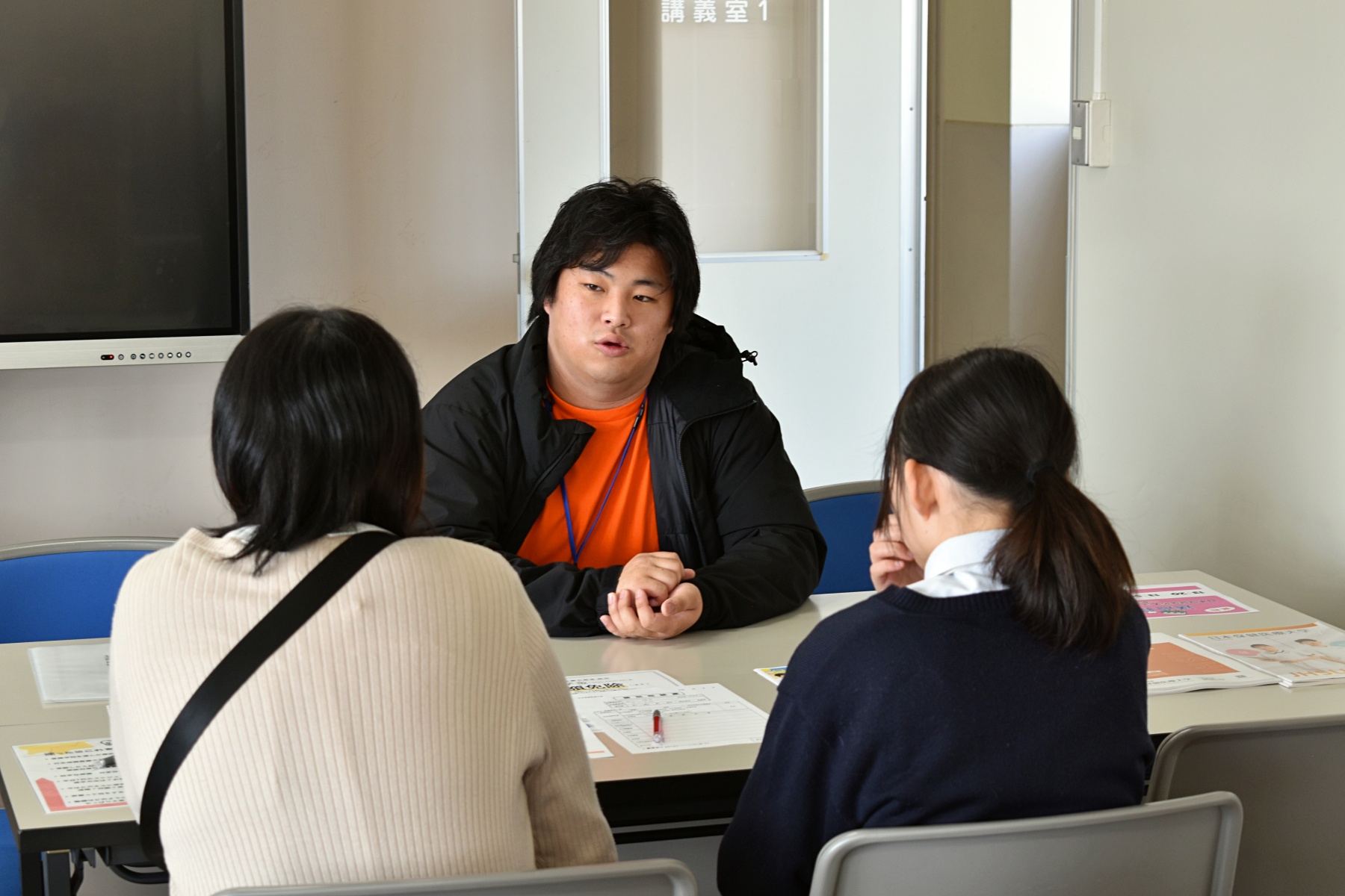 先輩と話す様子